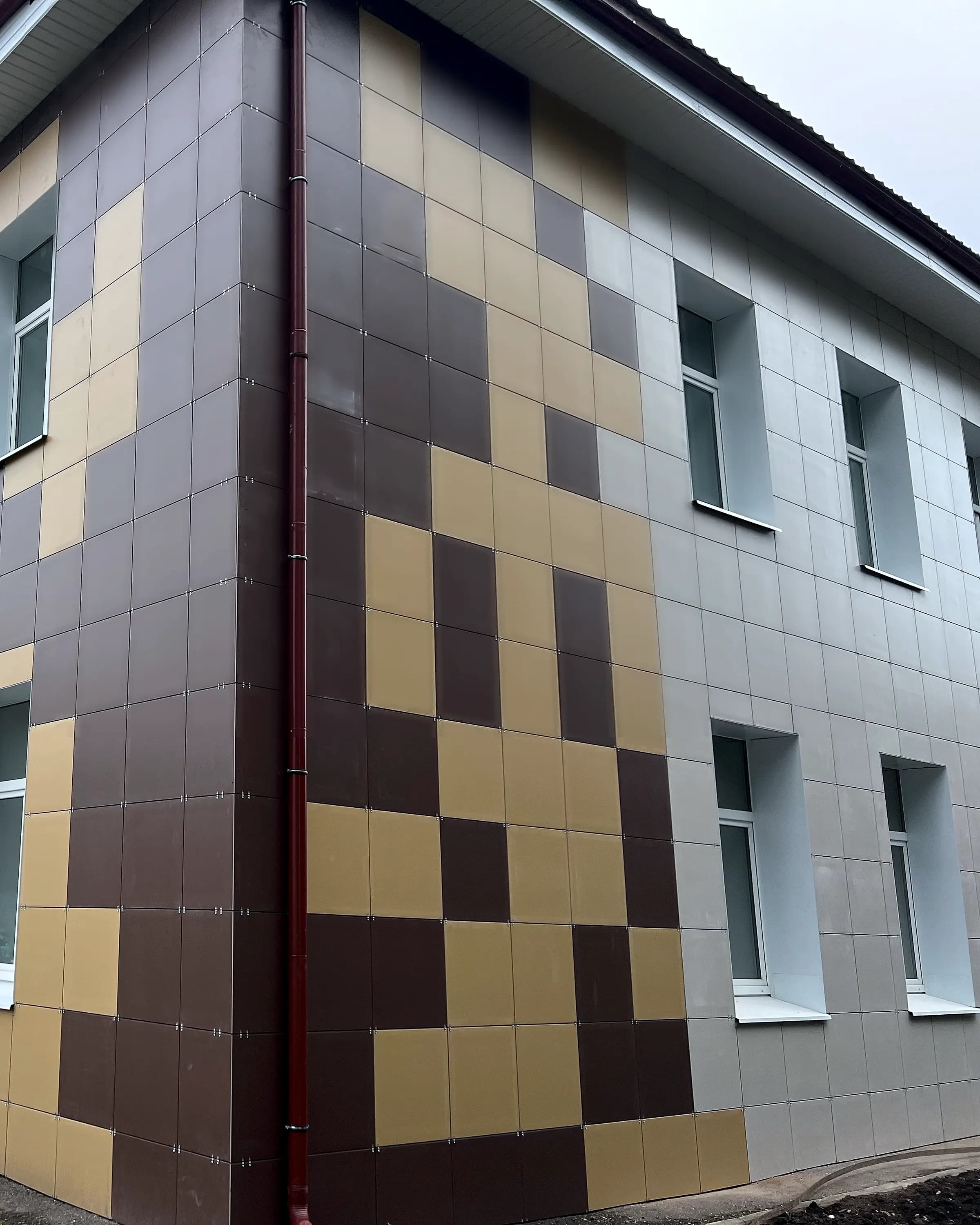 Отремонтированный фасад школы в посёлке Кесова Гора