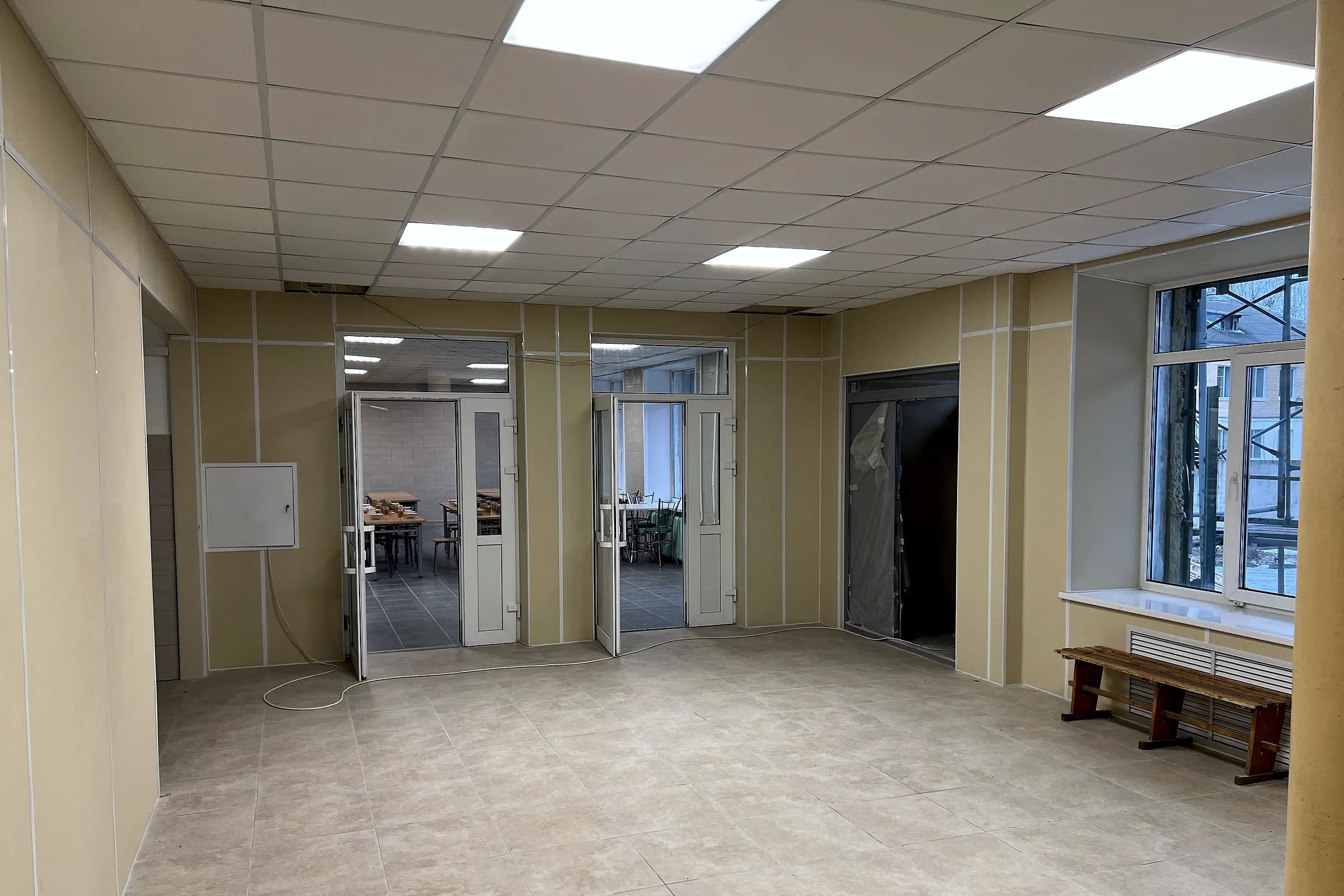 Холл перед обеденными залами школьной столовой после ремонта, Торжок, Тверская область
