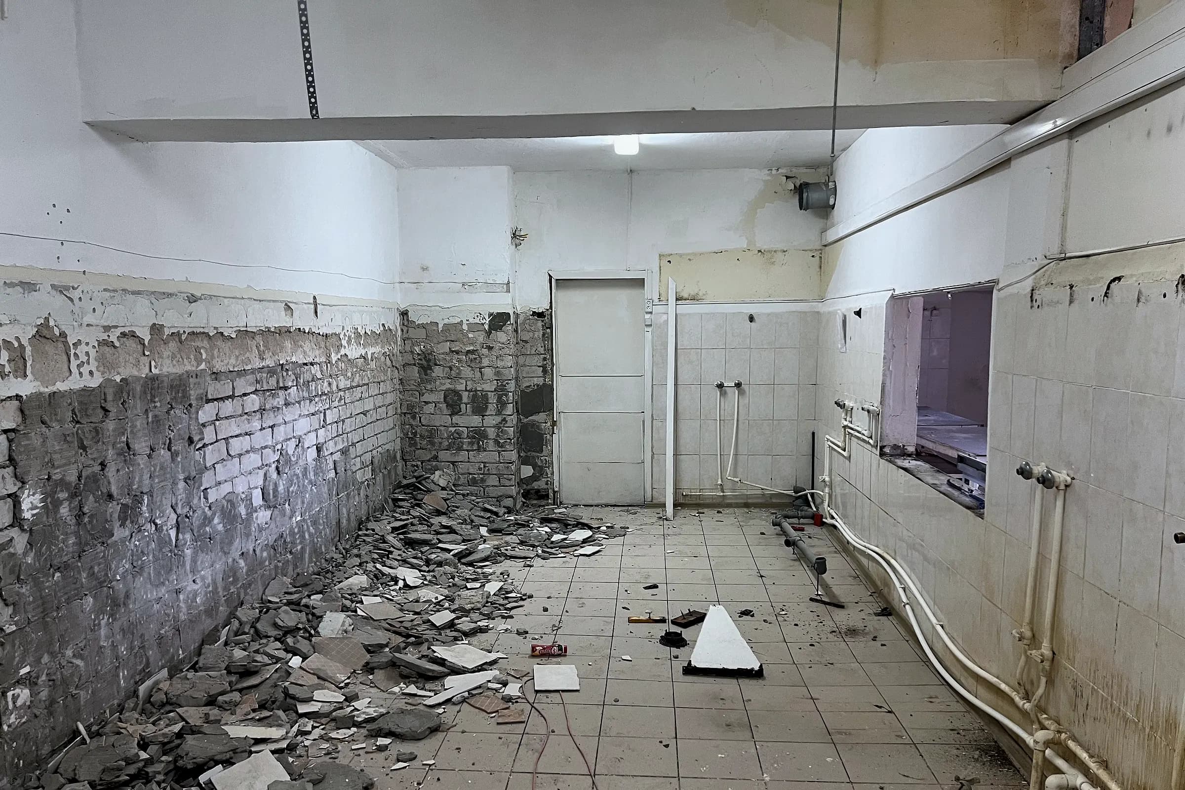 Демонтаж плитки и штукатурки до кирпичной кладки в столовой школы, Торжок, Тверская область