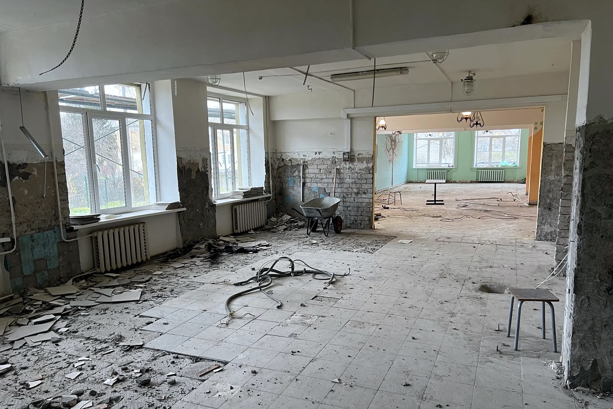 Помещение столовой в разборе перед капитальным ремонтом, Торжок, Тверская область