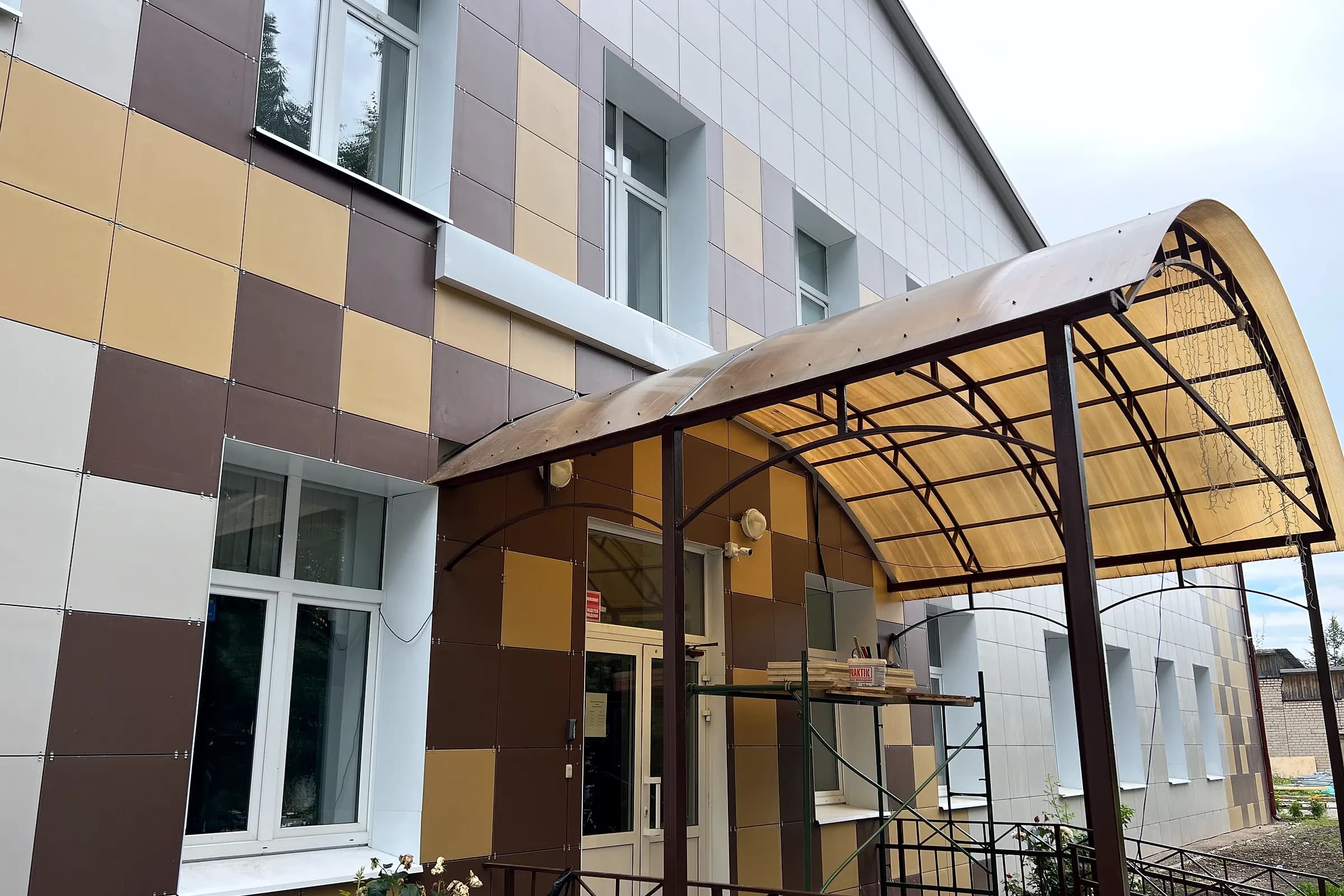 Входная группа школы после капитального ремонта, Кесова Гора, Тверская область