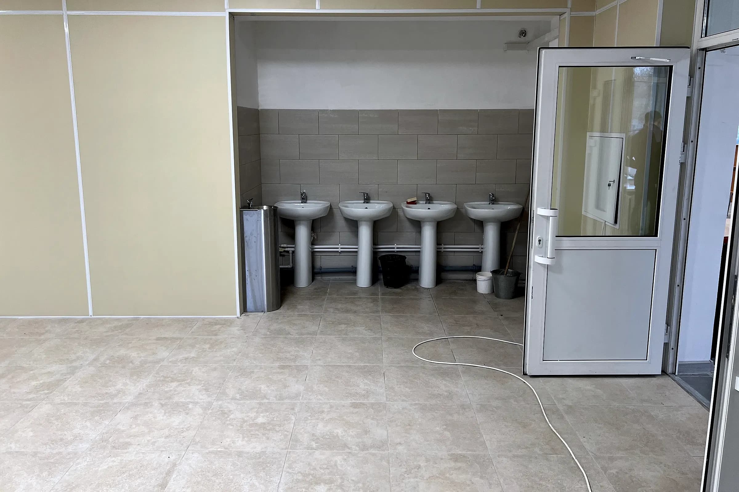 Умывальная зона школьной столовой после замены водоснабжения, Торжок, Тверская область