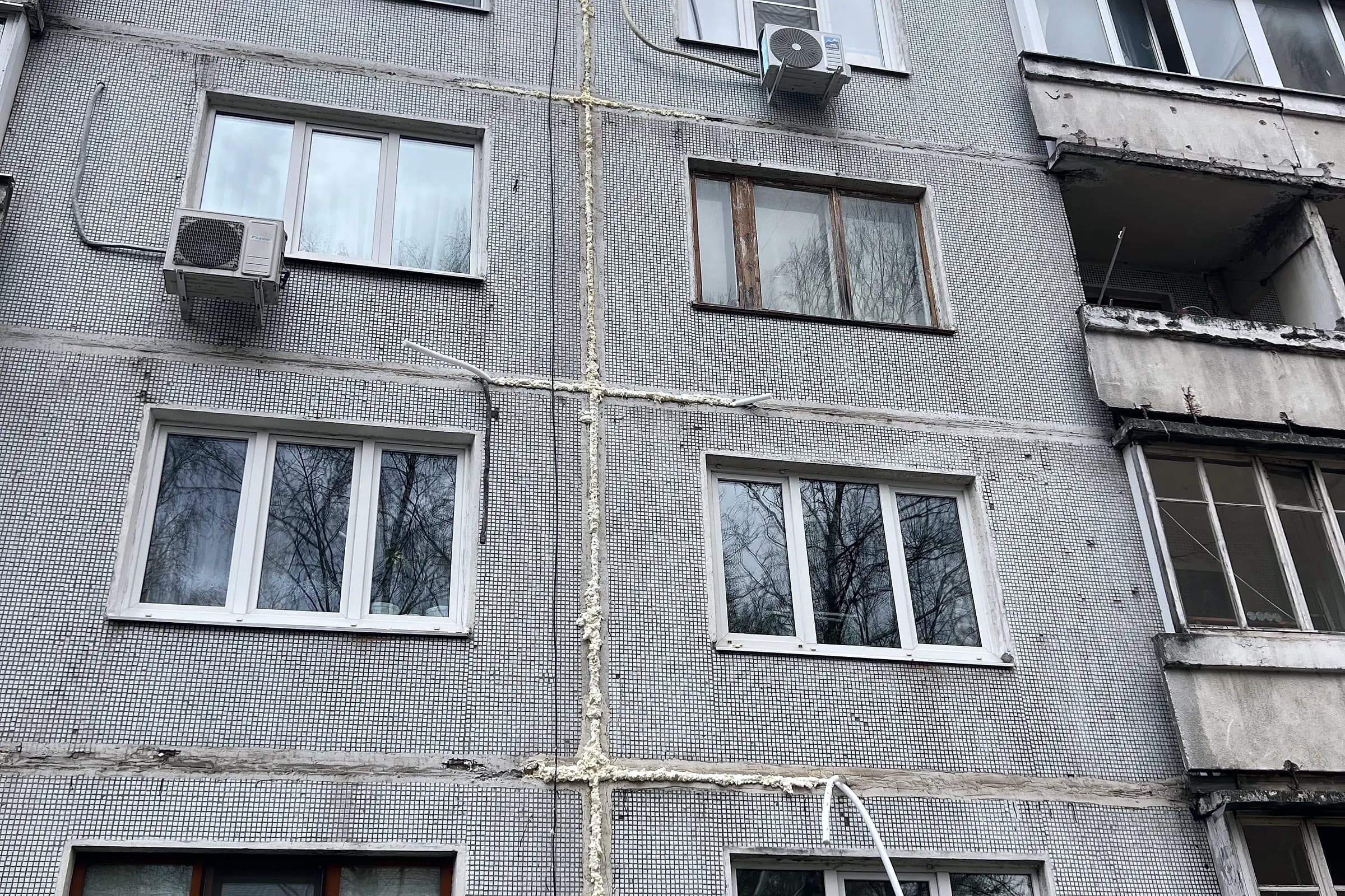Герметизация межпанельного шва панельного дома в работе, Тверь