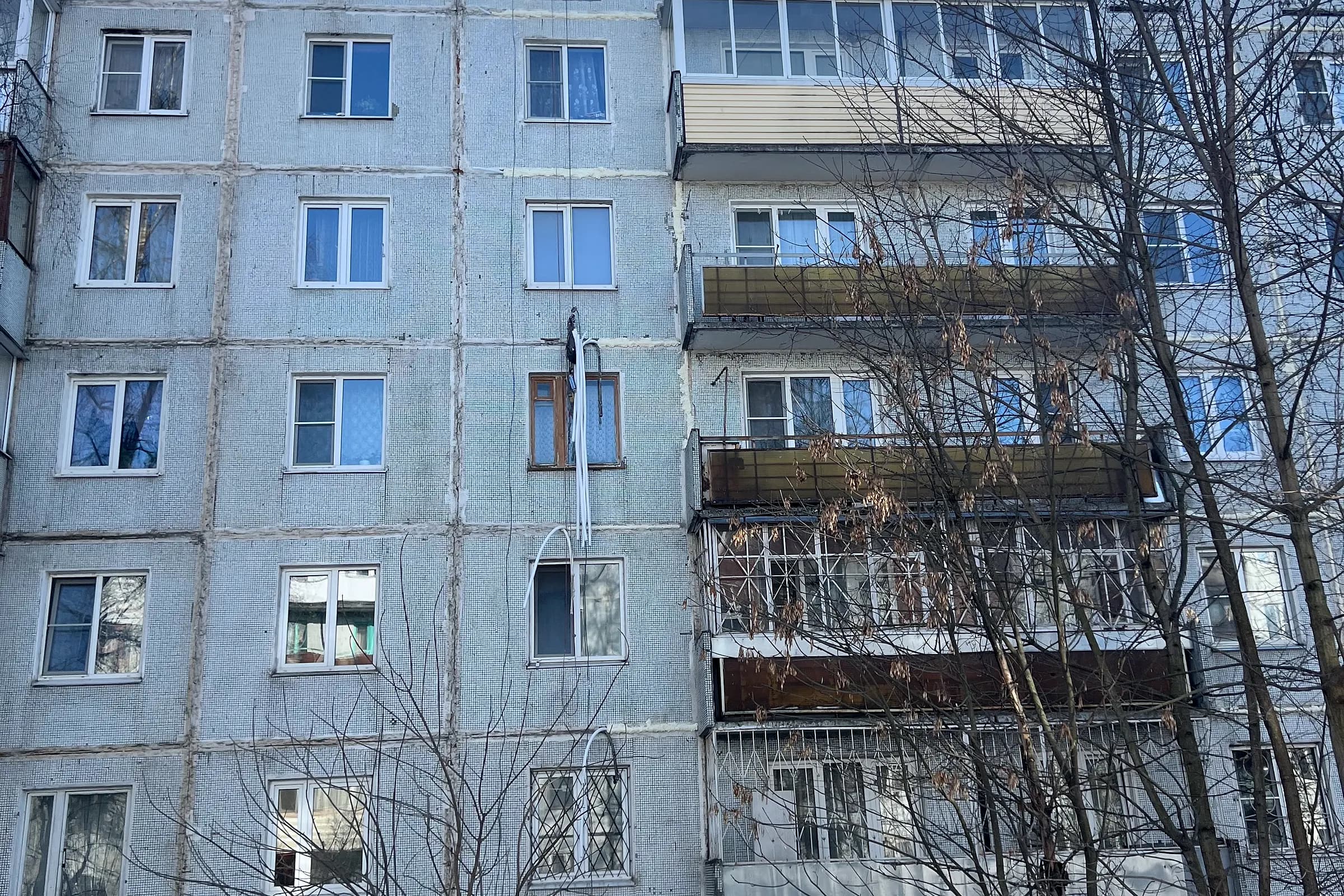 Фасад панельного многоквартирного дома с межпанельными швами со стороны двора, Тверь