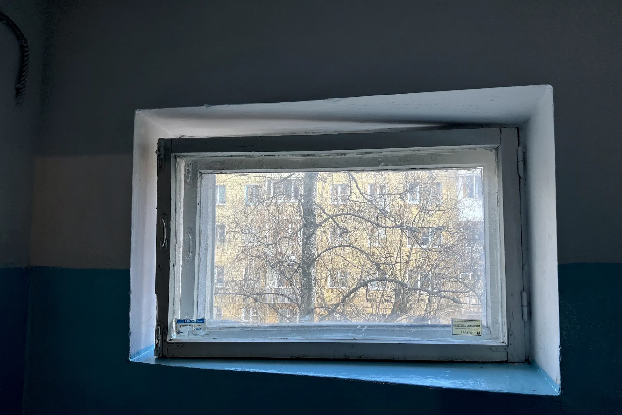 Старое деревянное окно в подъезде до замены, Тверь