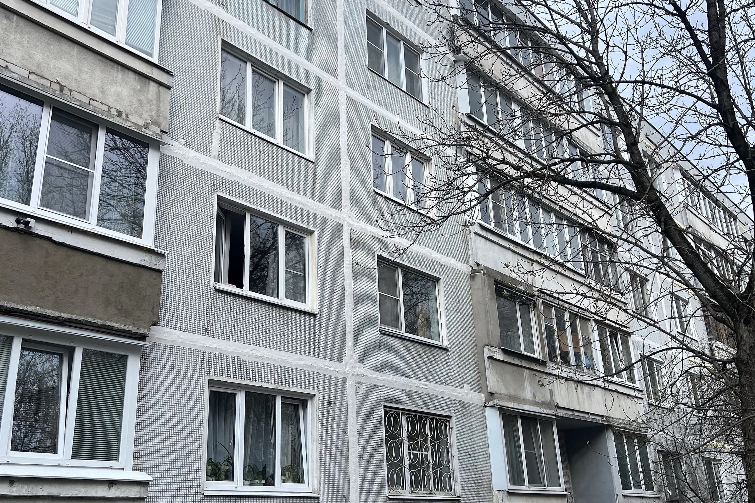 Фасад панельного многоквартирного дома с отремонтированными межпанельными швами, Тверь