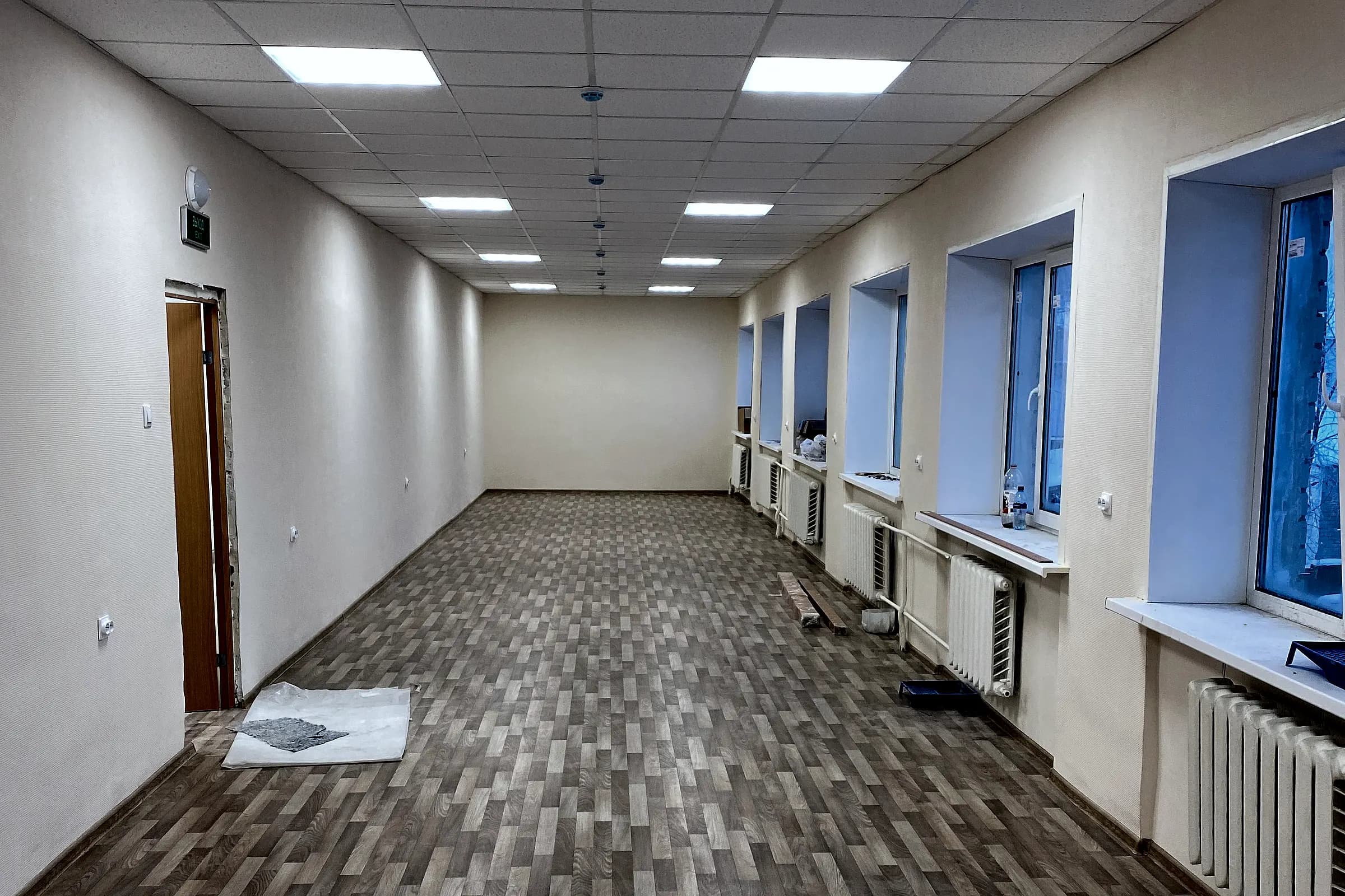 Готовый коридор с ламинатом после реконструкции здания под общежитие, Тверская область