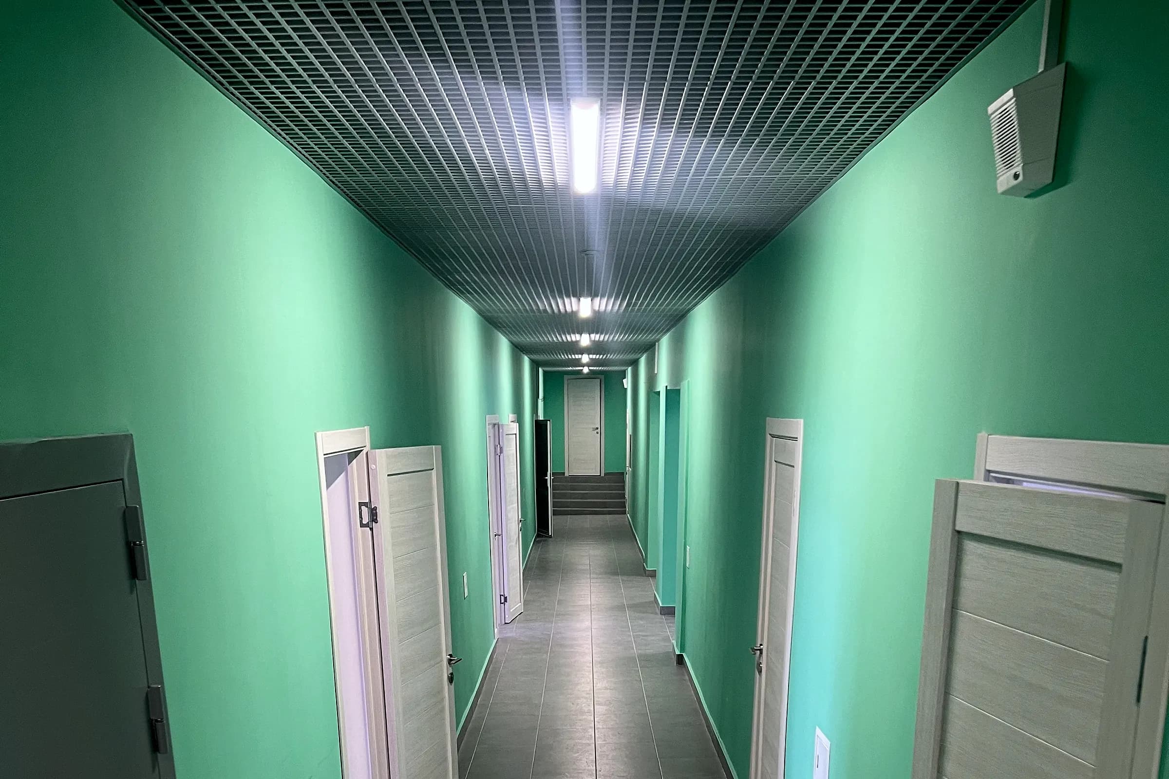 Готовый коридор общежития с решётчатым потолком после отделки, Тверь